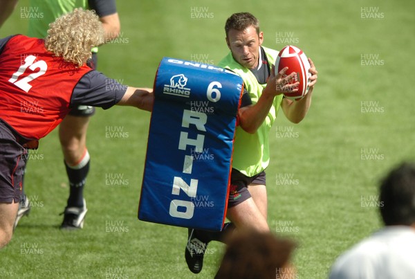22.08.07 - Wales Rugby Training - Kevin Morgan beats the tackle bag of Duncan Jones during training 