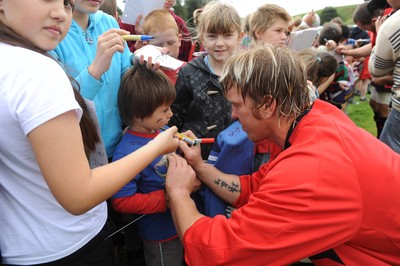 22.09.11 - Wales Rugby Training - Andy Powell signs autographs during training. 