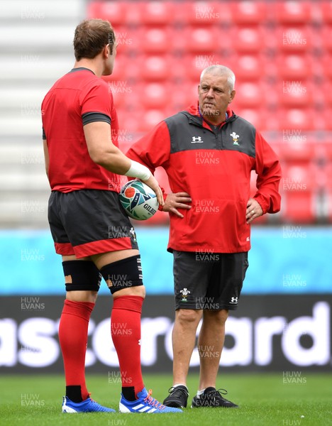 220919 - Wales Rugby Training - Alun Wyn Jones and Warren Gatland during training