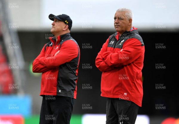 220919 - Wales Rugby Training - Shaun Edwards and Warren Gatland during training