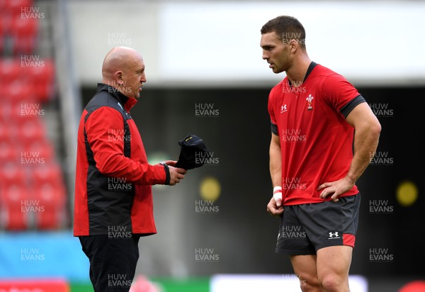 220919 - Wales Rugby Training - Shaun Edwards and George North during training