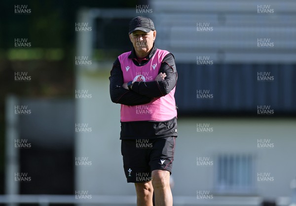 220923 - Wales Rugby Training in the week leading up to their Rugby World Cup game against Australia - Head Coach Warren Gatland during training