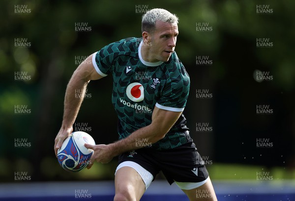 220923 - Wales Rugby Training in the week leading up to their Rugby World Cup game against Australia - Gareth Davies during training