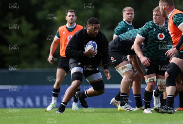 220923 - Wales Rugby Training in the week leading up to their Rugby World Cup game against Australia - Taulupe Faletau during training