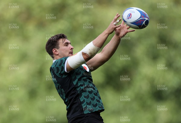 220923 - Wales Rugby Training in the week leading up to their Rugby World Cup game against Australia - Taine Basham during training