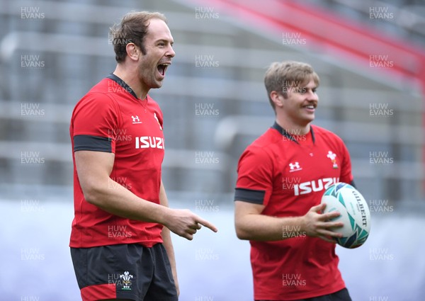 221019 - Wales Rugby Training - Alun Wyn Jones and Aaron Wainwright during training
