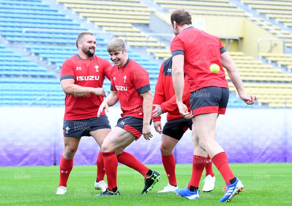 221019 - Wales Rugby Training - Tomas Francis, Aaron Wainwright and Alun Wyn Jones play with a tennis ball during training