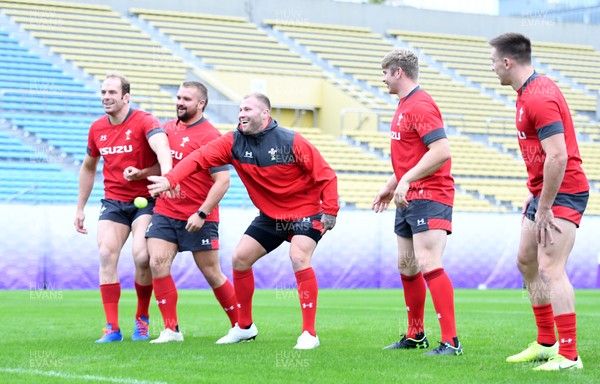 221019 - Wales Rugby Training - Alun Wyn Jones, Tomas Francis, Ross Moriarty, Aaron Wainwright and Josh Adams play with a tennis ball during training