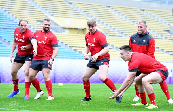 221019 - Wales Rugby Training - Alun Wyn Jones, Tomas Francis, Aaron Wainwright, Ross Moriarty and Josh Adams play with a tennis ball during training