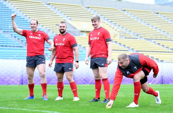 221019 - Wales Rugby Training - Alun Wyn Jones, Tomas Francis, Aaron Wainwright and Ross Moriarty play with a tennis ball during training