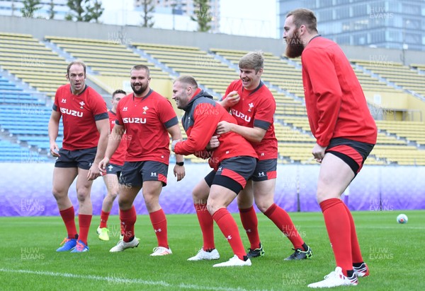 221019 - Wales Rugby Training - Alun Wyn Jones, Tomas Francis, Ross Moriarty, Aaron Wainwright and Jake Ball play with a tennis ball during training