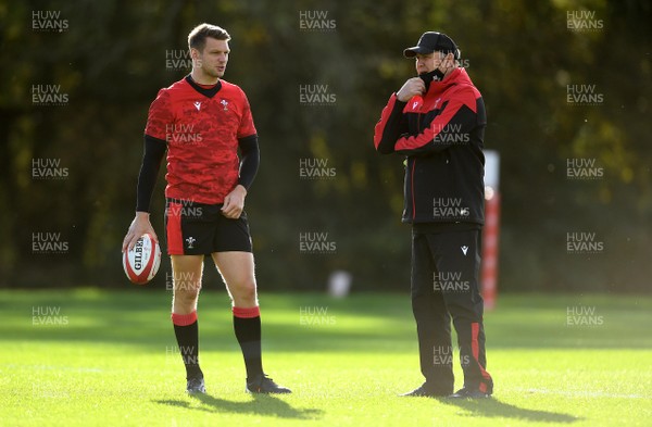 221020 - Wales Rugby Training - Dan Biggar and Wayne Pivac during training