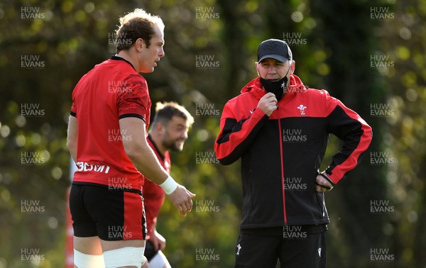 221020 - Wales Rugby Training - Alun Wyn Jones and Wayne Pivac during training