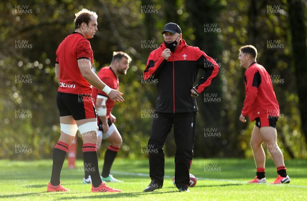 221020 - Wales Rugby Training - Alun Wyn Jones and Wayne Pivac during training