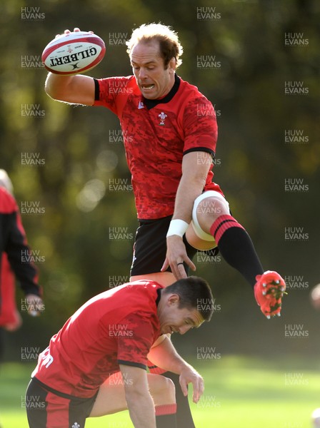 221020 - Wales Rugby Training - Alun Wyn Jones huddles Josh Adams during training