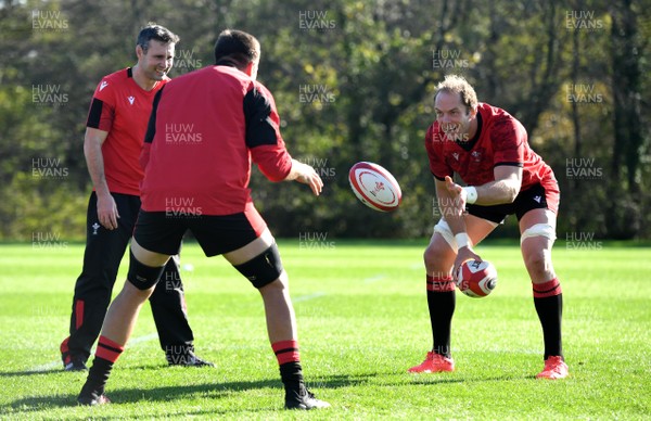 221020 - Wales Rugby Training - Stephen Jones, Justin Tipuric and Alun Wyn Jones (right) during training