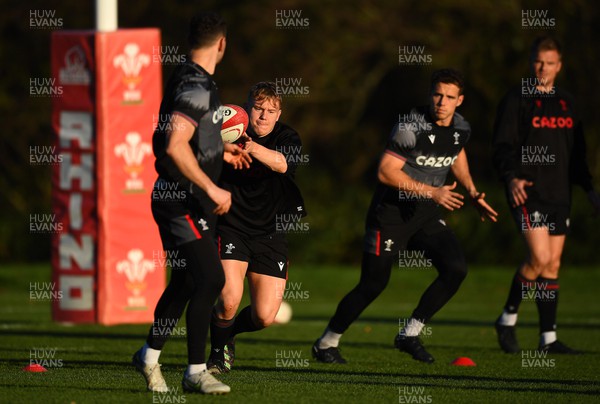 221122 - Wales Rugby Training - Sam Costelow during training