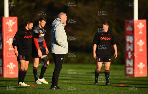 221122 - Wales Rugby Training - Wayne Pivac during training