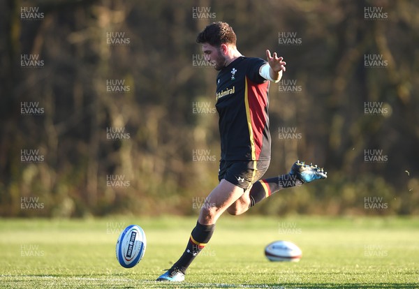 230117 - Wales Rugby Training - Owen Williams during training