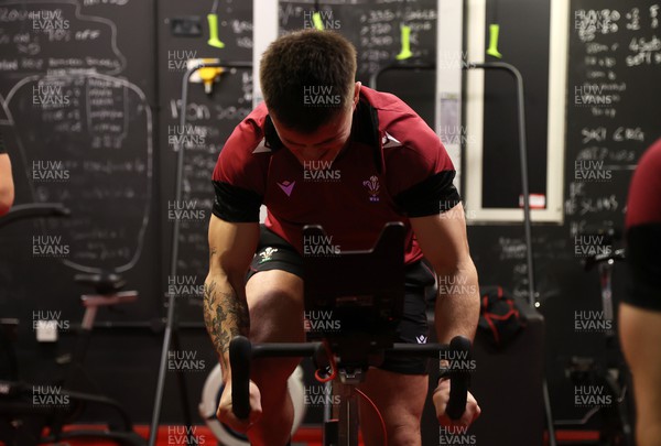 230124 - Wales Rugby Training in the first week of training for the 2024 Guinness 6 Nations - Joe Roberts in the altitude chamber