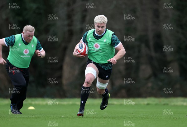 230124 - Wales Rugby Training in the first week of training for the 2024 Guinness 6 Nations - Aaron Wainwright during training