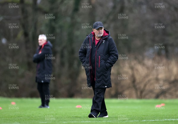 230124 - Wales Rugby Training in the first week of training for the 2024 Guinness 6 Nations - Warren Gatland, Head Coach during training