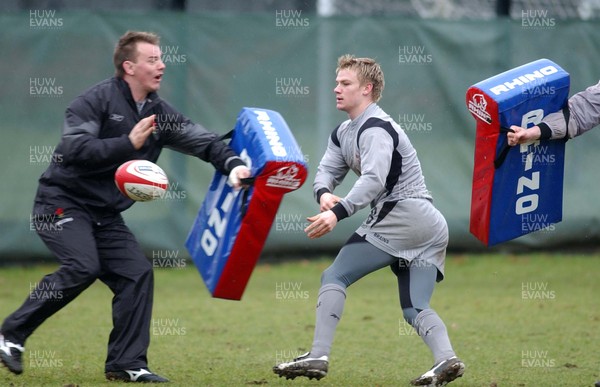 230206 - Wales Rugby Training - Dwayne Peel offloads 