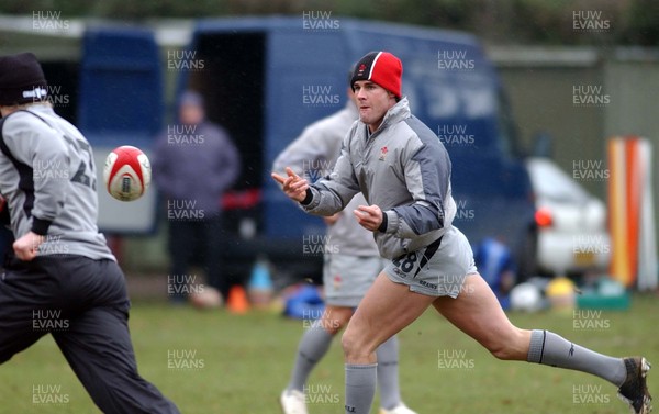 230206 - Wales Rugby Training - Lee Byrne offloads 