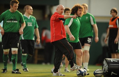 23.02.09 - Wales Rugby Training - Wales defence coach, Shaun Edwards makes a point during training 