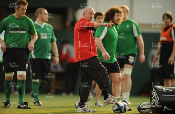 23.02.09 - Wales Rugby Training - Wales defence coach, Shaun Edwards makes a point during training 