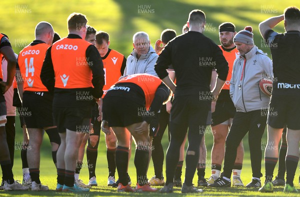 230223 - Wales Rugby Training - Warren Gatland talk to players during training