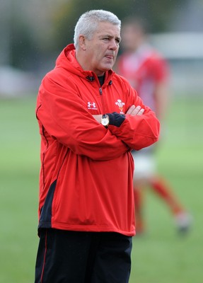 23.06.10 - Wales Rugby Training - Head coach Warren Gatland talks to Alun Wyn Jones during training. 