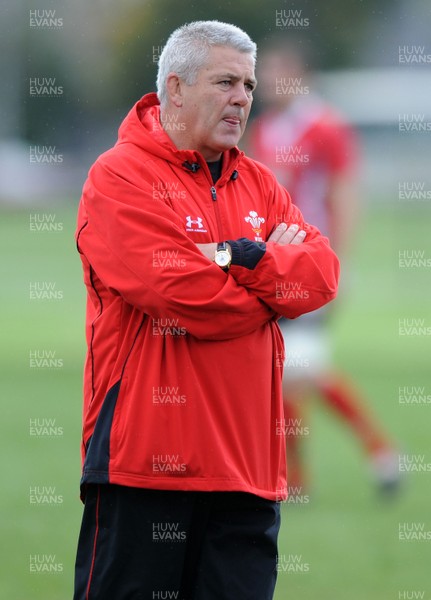 23.06.10 - Wales Rugby Training - Head coach Warren Gatland talks to Alun Wyn Jones during training. 