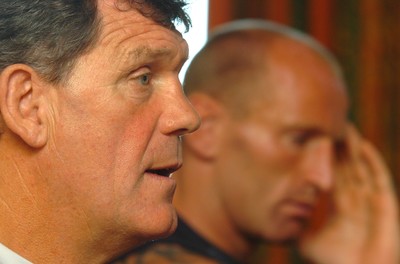 23.08.07 - Wales Rugby Press Conference - Wales Coach, Gareth Jenkins flanked by Captain, Gareth Thomas announces his team to face France on Sunday 
