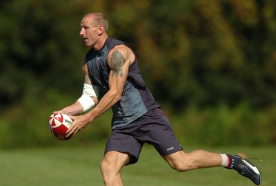 23.08.07 - Wales Rugby Training - Gareth Thomas in action during training 