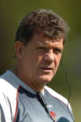 23.08.07 - Wales Rugby Training - Wales Coach, Gareth Jenkins makes a during training 