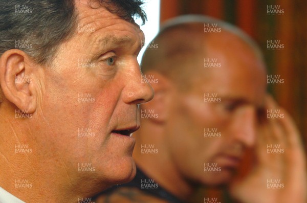 23.08.07 - Wales Rugby Press Conference - Wales Coach, Gareth Jenkins flanked by Captain, Gareth Thomas announces his team to face France on Sunday 