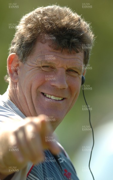 23.08.07 - Wales Rugby Training - Wales Coach, Gareth Jenkins makes a during training 
