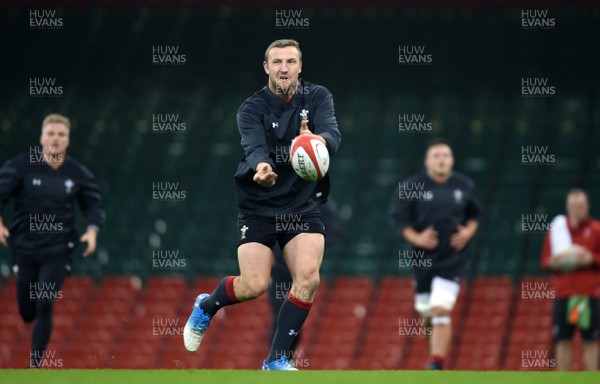 231118 - Wales Rugby Training - Hadleigh Parkes during training