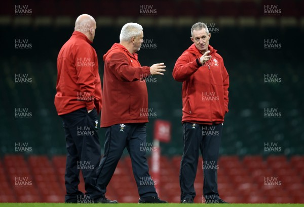 231118 - Wales Rugby Training - Shaun Edwards, Warren Gatland and Rob Howley during training