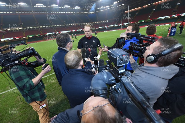 221118 - Wales Rugby Training - Alun Wyn Jones talks to media