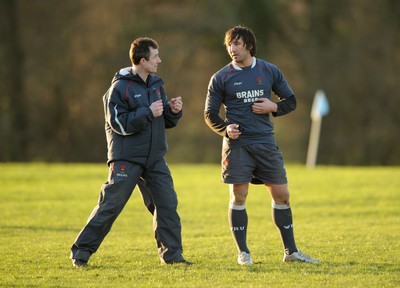 24.01.08 - Wales Rugby Training- Gavin Henson talks to backs coach, Rob Howley during training 