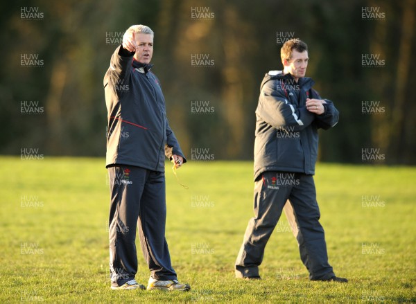 24.01.08 - Wales Rugby Training- Wales Coach, Warren Gatland(L) with Backs Coach, Rob Howley during training 