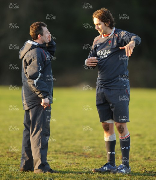 24.01.08 - Wales Rugby Training- Wales Backs coach, Rob Howley(L) talks to Captain, Ryan Jones during training 