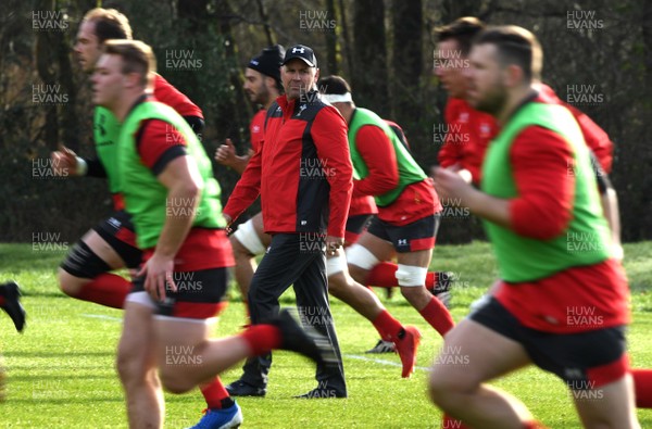240120 - Wales Rugby Training - Wayne Pivac during training