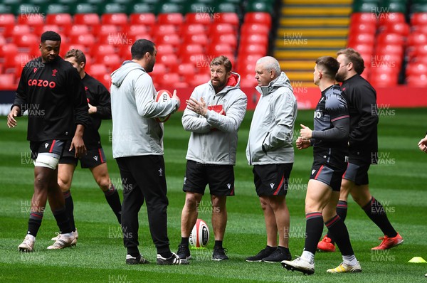240223 - Wales Rugby Training - Jonathan Thomas, Warren Gatland and Mike Forshaw during training