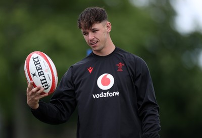 230625 - Wales Rugby Training - Tom Rogers during training
