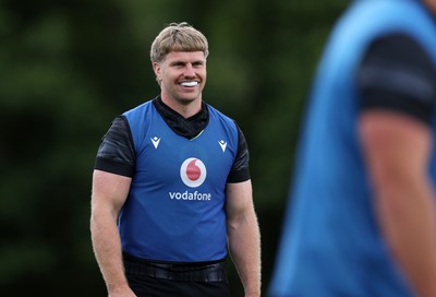 230625 - Wales Rugby Training - Aaron Wainwright during training