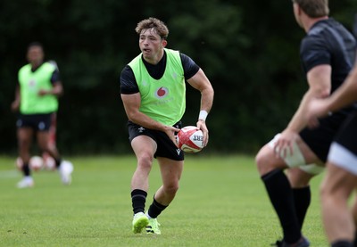 230625 - Wales Rugby Training - Dan Edwards during training