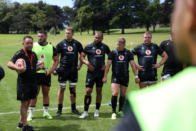 230625 - Wales Rugby Training - Wales team huddle